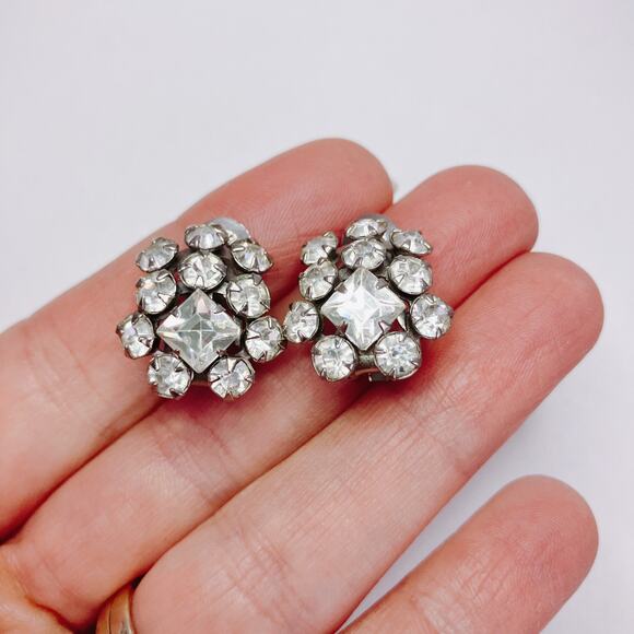 VTG 1950s Rhinestone Cluster Clip-On Earrings, Mid-Century Sparkle, Silver Tone - Picture 6 of 12